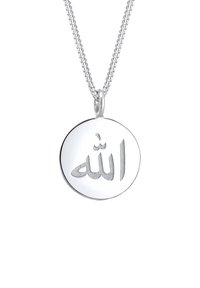 Collier en argent avec un pendentif rond gravé du texte arabe "Allah". La chaîne est texturée et est composée de maillons entrelacés.