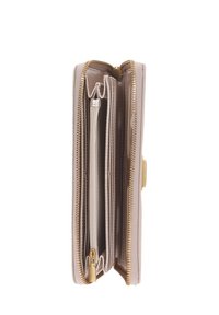 Portafoglio beige realizzato in materiale testurizzato, con zip dorate, multiple fessure per carte e un compartimento centrale con zip.