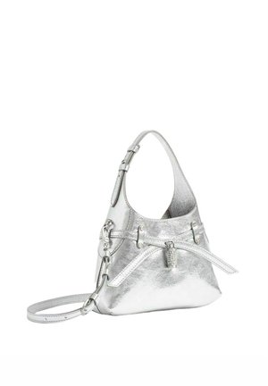 Piccola borsa argento con manico corto, tracolla regolabile, cintura decorativa frontale e chiusura a scatto.