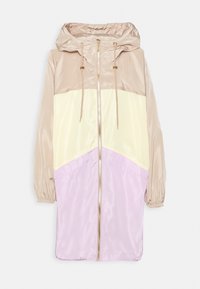 Lång huva jacka med beiga, krämfärgade och ljuslila färgblock, frontdragkedja, dragsko och elastiska manschetter på en vit bakgrund.