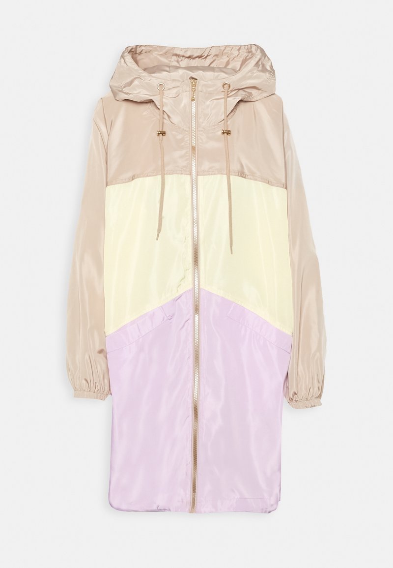 Lång huva jacka med beiga, krämfärgade och ljuslila färgblock, frontdragkedja, dragsko och elastiska manschetter på en vit bakgrund.