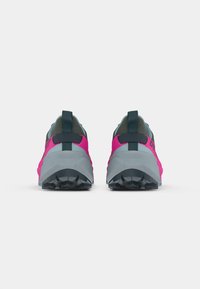Παπούτσια trail running με γκρι βάση, φωτεινές ροζ λεπτομέρειες και υφή, ανθεκτική σόλα. Περιλαμβάνουν πίσω βρόχο για εύκολη εφαρμογή.
