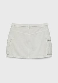 Bela jeans krila s prilagojeno zasnovo, dvema sprednjima žepoma, našitki in rahlo teksturirano površino. Kratka dolžina, srednje visok pas.