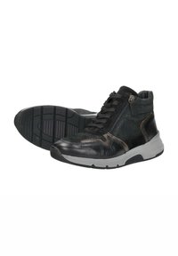 Zwarte leren en suède hoge sneakers met een grijze zool, met een zijrits en gestructureerde accenten. Vetersluiting, sportieve silhouet.