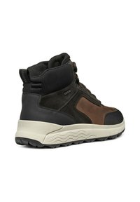 Zapatillas deportivas de caña alta que presentan una combinación de cuero negro y gamuza marrón, acentos texturizados, cordones redondos y una suela de goma crema.