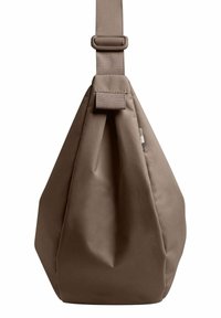 Borsa a spalla in tessuto marrone con forma affusolata, tracolla regolabile e tasca laterale. Presenta una superficie texturizzata e un design semplice e funzionale.