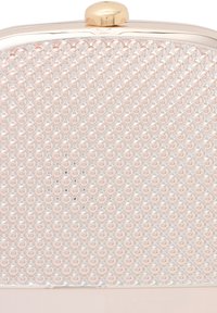 Textúrált, világos rózsaszín felszínű clutch táska kiemelkedő, kerek gyöngyökkel. Fémes arany csatt a tetején, sima élek. Elegáns dizájn.