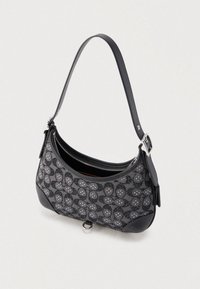 Μαύρη τσάντα χειρός με δομημένο σχέδιο, που διαθέτει υφασμένο μοτίβο και ασημένια μεταλλικά στοιχεία. Περιλαμβάνει κλείσιμο με φερμουάρ και ρυθμιζόμενο λουράκι.