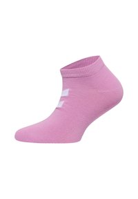 Ljusrosa ankelstrumpa i mjukt tyg, med ribbad mudd och vita logotypdetaljer på sidan. Mjuk och lätt design.