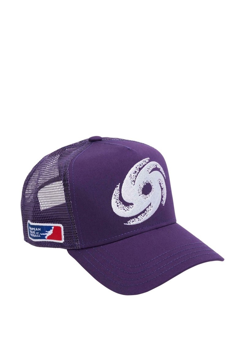 Violet trucker tipo kepurė su tinkleliais, su baltu spiralinės logotipo antkyriumi priekyje ir mažu spalvotu ženkleliu kairėje pusėje.