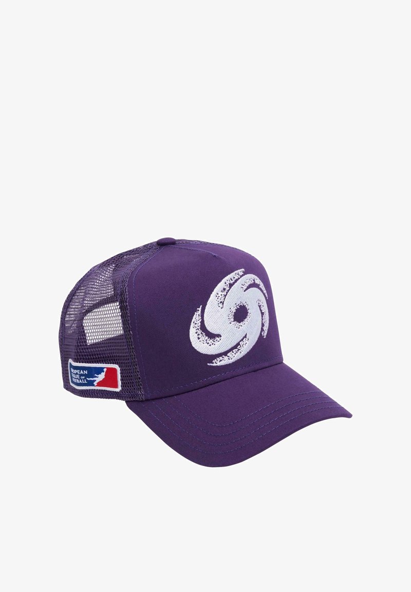 Violet trucker tipo kepurė su tinkleliais, su baltu spiralinės logotipo antkyriumi priekyje ir mažu spalvotu ženkleliu kairėje pusėje.