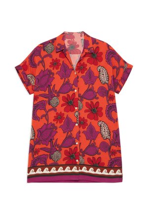 Chemise à manches courtes boutonnée avec un fond rouge vif et un imprimé floral audacieux en violet et rouge, ornée d'une bordure décorative marron et blanche.