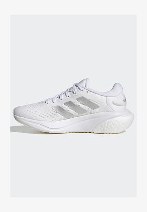 Chaussure de sport blanche avec un dessus en mesh texturé, design à trois bandes argentées, semelle rembourrée et talon arrondi. Dispose d'un système de laçage et d'une languette rembourrée.