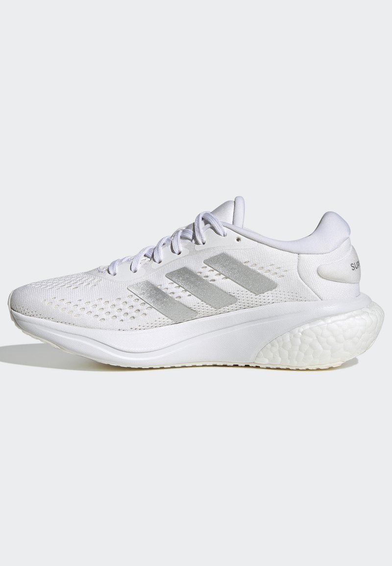 Witte sportieve schoen met een gemêleerd mesh bovenwerk, zilveren drie-strepen ontwerp, gevoerde zool en ronde hak. Beschikt over een vetersluiting en een gevoerde tong.