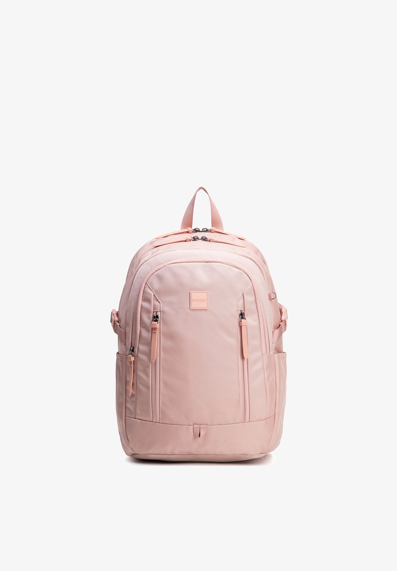 Weicher rosa Rucksack mit mehreren Reißverschlussfächern, seitlichen Taschen und einem Tragegriff oben, vor weißem Hintergrund dargestellt.