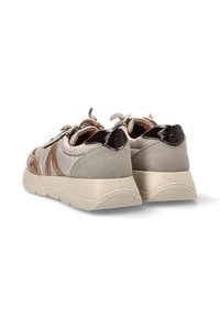 Zapatillas de color beige claro con acentos en marrón y marrón oscuro. Materiales suaves y texturizados, suela acolchada y diseño con cordones.