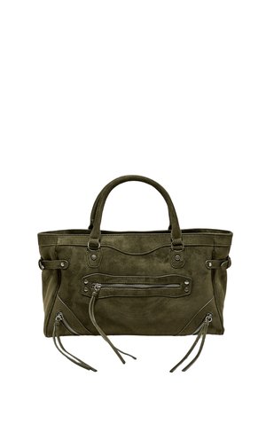 Olivgrüne Wildlederhandtasche mit zwei Griffen, einer horizontalen Reißverschlusstasche vorne und zwei diagonalen Reißverschlusstaschen mit Lederlaschen.