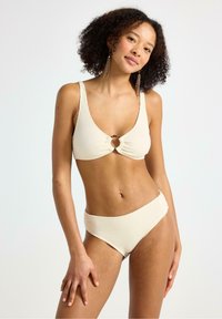 Ljusbeige ribbad bikini-set som har en scoop neck topp med en centreringdetail och högmidjade bottnar med en texturerad yta.