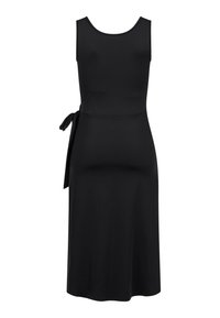 Robe midi noire sans manches avec encolure ronde et ceinture à nouer sur le côté, coupe droite, tissu lisse.