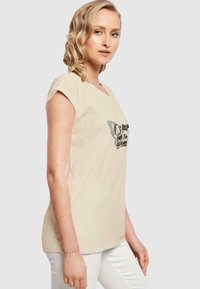 Merchcode IT´S YOUR TIME TO BLOOM EXTENDED SHOULDE - T-shirts print - whitesand