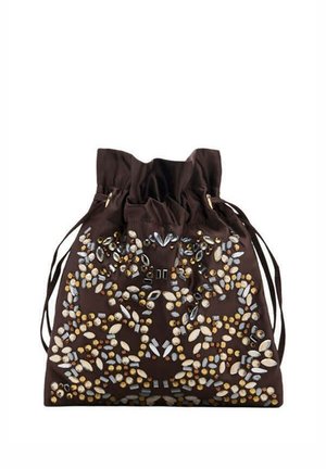 Bolso marrón oscuro con cordón, adornado con una densa cantidad de cuentas doradas, plateadas y blancas, similares a joyas, sobre un fondo blanco.