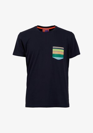T-shirt in cotone blu navy con una tasca a strisce multicolori nei toni di verde, blu, giallo e beige. Maniche corte e design a girocollo.