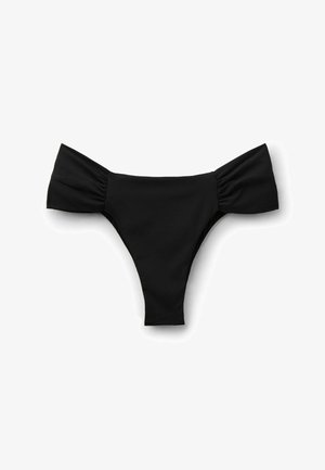 Sort bikiniunderdel med højskåret thong-stil og brede rynkede sidelommer på hvid baggrund.