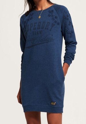 Blaues Sweatshirtkleid mit langen Ärmeln, floralen Ausschnittdetails an den Schultern, Rundhalsausschnitt und bedrucktem Logo auf der Vorderseite. Enthält Seitentaschen.