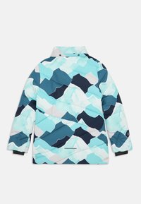 Φουσκωτό μπουφάν με μοτίβο βουνού σε απόχρωσης μπλε-τιρκουάζ, ναυτικού και γκρι; διαθέτει ψηλό γιακά και κουμπιά με πίεση στην πλάτη.