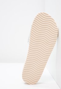 flip*flop POOL METALLIC CRACKED - Mules - silver