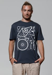 Navy blauwe t-shirt met een witte grafische afbeelding van fietscomponenten, waaronder tandwielen, een wiel en gereedschap, op een gladde katoenstof.