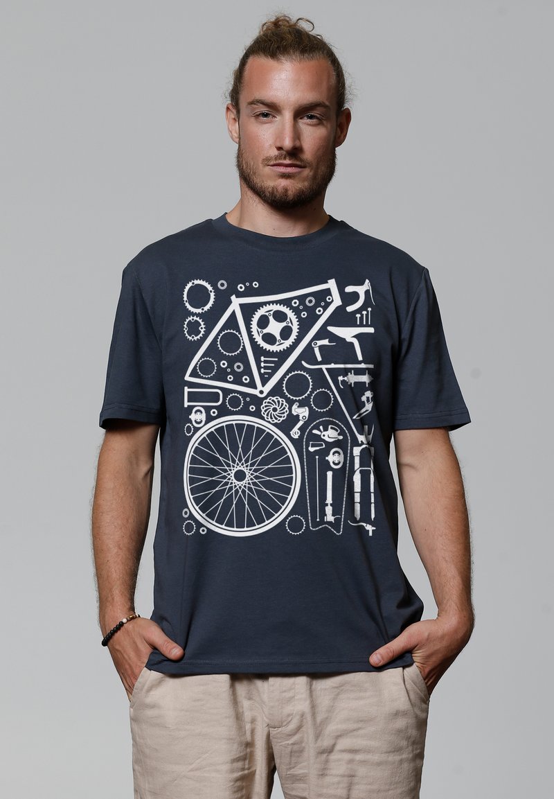 Navy blauwe t-shirt met een witte grafische afbeelding van fietscomponenten, waaronder tandwielen, een wiel en gereedschap, op een gladde katoenstof.