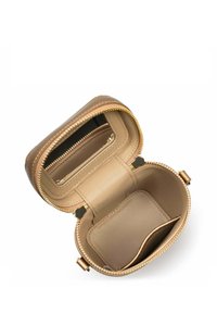 Borsa in pelle dorata con un design strutturato. Presenta una chiusura con zip, scomparti interni e una fodera liscia beige.