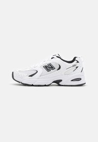 Valkoiset urheilukengät, joissa on verkkomateriaali päällä, mustat yksityiskohdat, pehmustettu kieli ja vaimennettu pohja. Kenkäparissa on "New Balance" -logo ja mallinumero S30.