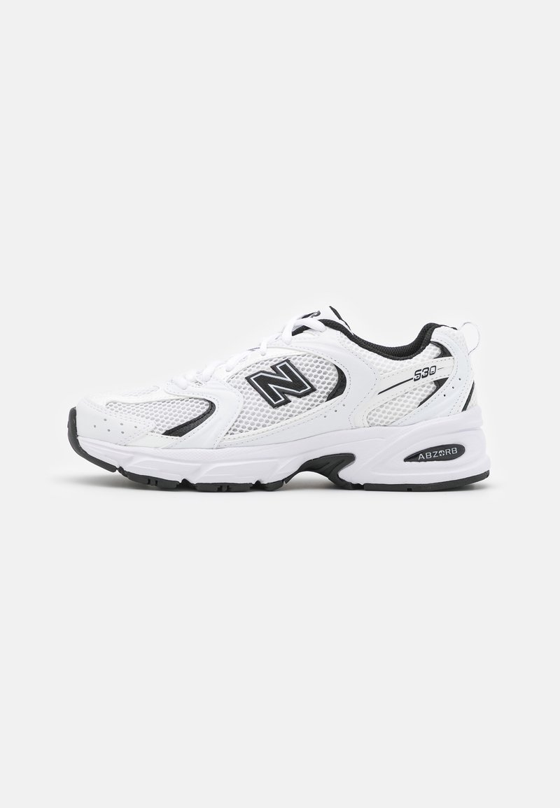 Valkoiset urheilukengät, joissa on verkkomateriaali päällä, mustat yksityiskohdat, pehmustettu kieli ja vaimennettu pohja. Kenkäparissa on "New Balance" -logo ja mallinumero S30.