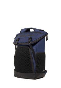 Marineblauwe rugzak met een bovenrits, netvakken aan de zijkanten, zwarte accenten en gewatteerde schouderbanden voor comfort. Voorzien van een logo aan de voorkant.