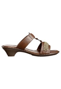 Sandale à talon en cuir marron avec un accent tressé vert, bout ouvert et un petit talon courbé. Semelle plate avec une finition texturée.