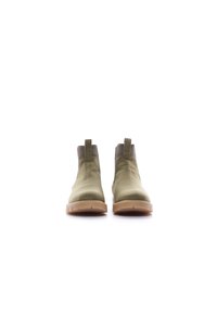 Stivaletti alla caviglia in suede verde con suole in gomma beige, caratterizzati da una texture liscia, un design minimalista e linguette per una facile calzata.