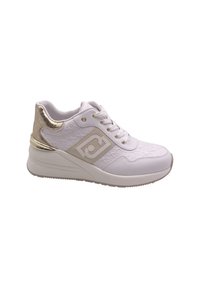Sneaker bianco con tomaia testurizzata, accenti metallici dorati sul tallone e sul logo laterale, punta rotonda e suola imbottita.
