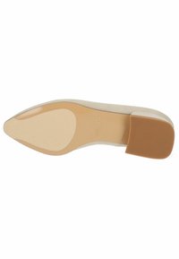 Scarpa con tacco alto beige, con punta affilata, superiore in tessuto morbido e suola in gomma beige liscia con grip testurizzato sul tallone.