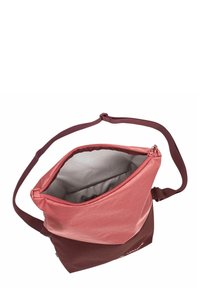 Borsa a spalla in tela con una combinazione di colori rosa e rosso scuro, dotata di apertura con zip e fodera interna grigia. Inclusa tracolla regolabile.