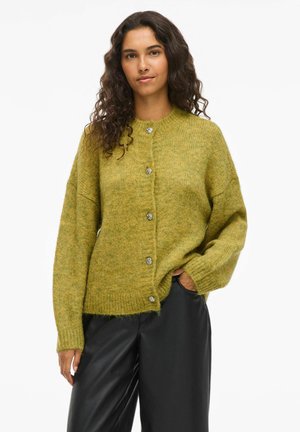 Stickad cardigan i olivgrön med rund halsringning, långa ärmar och dekorativa silverfärgade knappar fram. Texturerad finish.