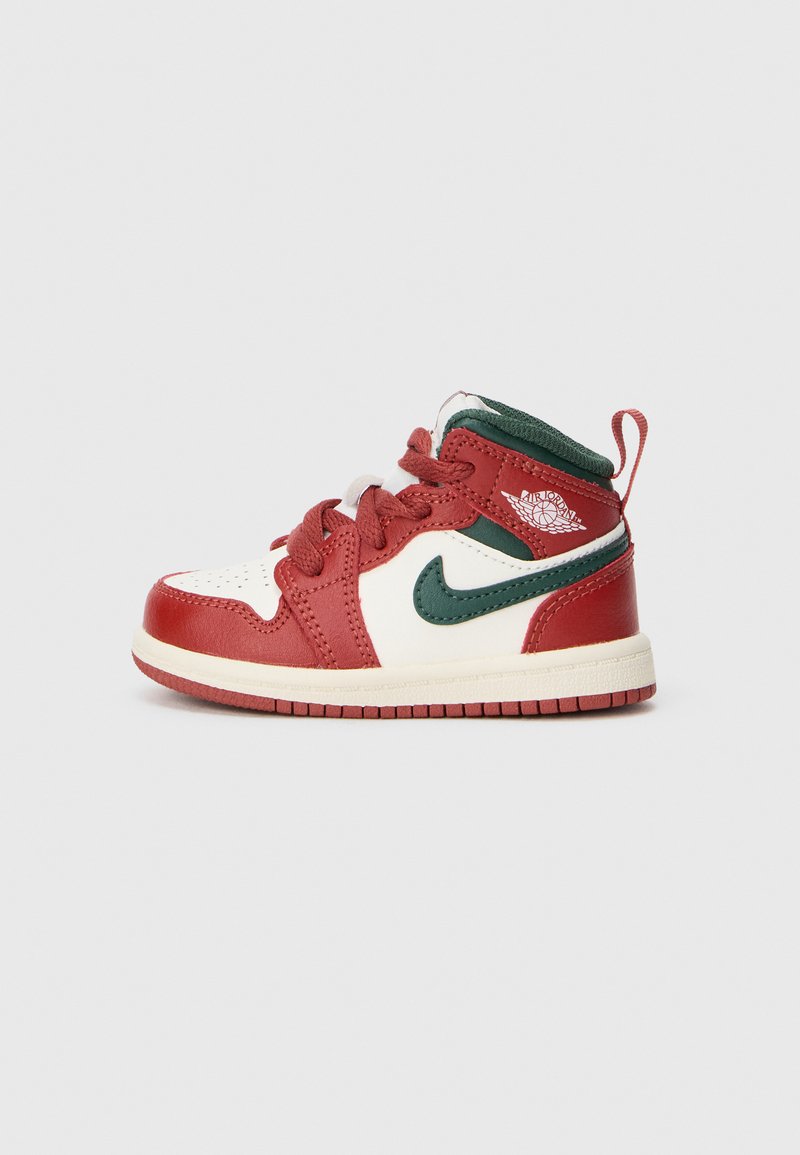 Sapatilha alta vermelha e branca com detalhes verdes, couro texturizado, atacadores planos e um pequeno logotipo no calcanhar. Sola de borracha cremosa.