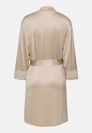 Abito in satin beige con colletto a scialle, maniche a tre quarti con bordi in pizzo e cintura coordinata. Texture liscia in tutto l'abito.