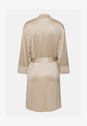 Bata de satén beige con collar tipo chal, mangas tres cuartos con un borde de encaje y cinturón a juego. Textura suave en toda la prenda.