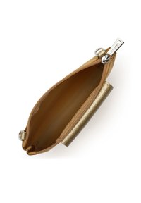 Hellbrauner, mit Reißverschluss versehenen Beutel mit goldenem, metallischem Boden. Glatte Textur, abgerundete Form und großer Reißverschluss-Anhänger für einfachen Zugriff. Innenraum ist schlicht.