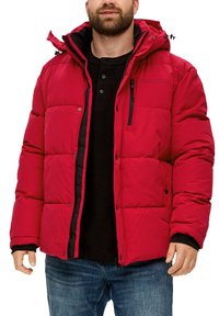 Rote gepolsterte Jacke mit abnehmbarem Kapuze, Vorderreißverschluss, zwei Seitentaschen und einer Brustreißverschlusstasche, strukturiertem Stoff und genähten Paneelen.