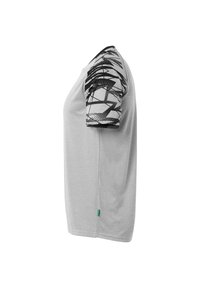 Grijs shirt met korte mouwen en een gestructureerde zwarte patroon op de schouder, uitgevoerd in een gladde stof en met een klein groen logo vlakbij de onderrand.