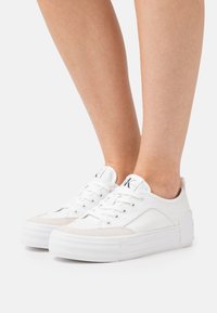 Calvin Klein Jeans - VULC FLATFORM BOLD IRREG LINES - Sporta apavi - white/ancient white Miniatūras attēls 1