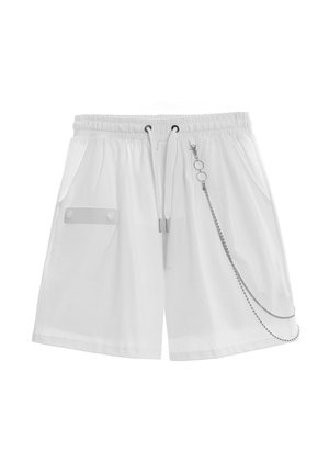 Pantalones cortos blancos con cintura elástica y cordón, bolsillos laterales, bolsillo con solapa abotonada a la izquierda y cadena decorativa plateada en el lado derecho.